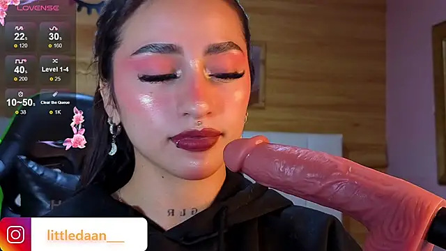 Abril_Velvet_a_ webcam stripchat model stream image