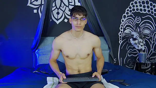 alessiovitale (M twink) - Zumo  squats + view from behind 💪🍑