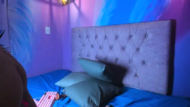 maxiwildd (M twink) - four fingers in the ass