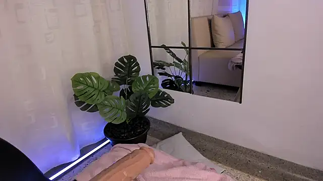 SaraDiamondss webcam