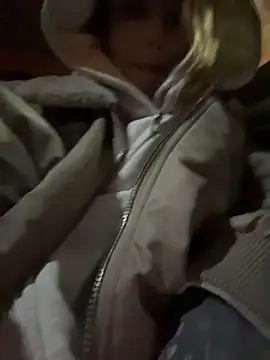 Webcam Model (-teenytiny-) is live