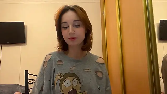 stacielaudadio (F teen) - Make the holes in the T-shirt bigger