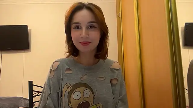 stacielaudadio (F teen) - Make the holes in the T-shirt bigger