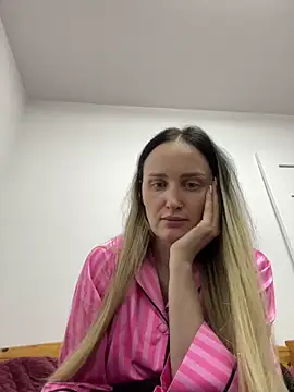 Webcam Model (TomilaSi)  is live.Free join now!