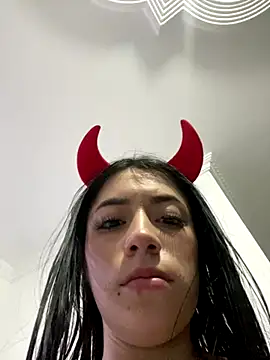 Webcam Model (luna_ef_)  is live.Free join now!