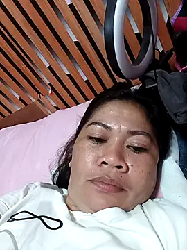 Webcam Model (SweetChubbyMommy_02) is live