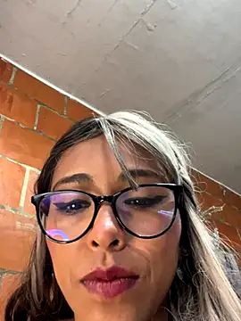 Webcam Model (Emma__cumlovee)  is live.Free join now!