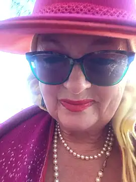 Webcam Model (Hot-Muci)  is live.Free join now!