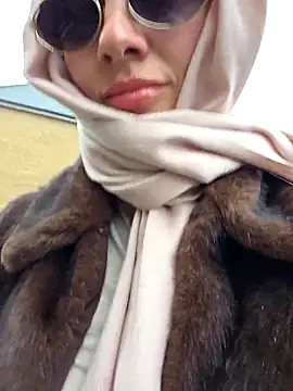 Webcam Model (QuenMonicaUK)  is live.Free join now!