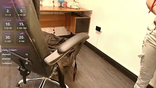 Charlotte_Lyra webcam