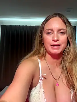 Webcam Model (Sophie_Raegan)  is live.Free join now!