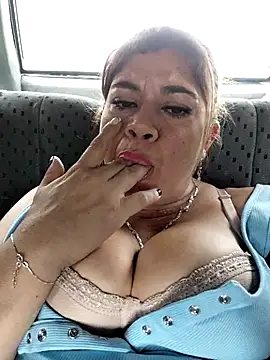 Webcam Model (Laura-Hernandez)  is live.Free join now!