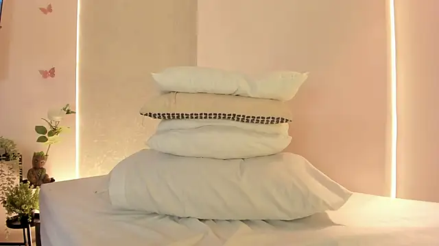 angeline-777 (F young) - Ready to play with my fingers pussy 🥵