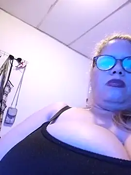 Webcam Model (EllisW8)  is live.Free join now!