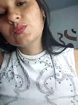 Webcam Model (elena_jonees)  is live.Free join now!