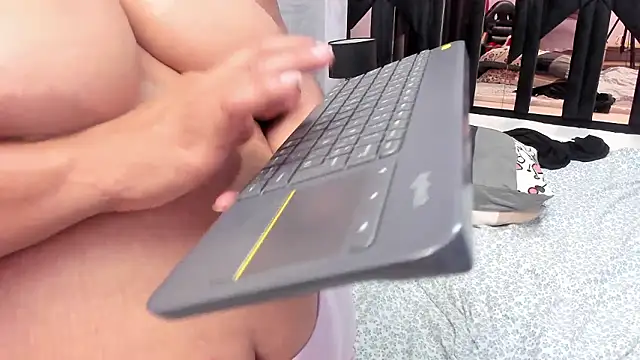 pervert_extrabigboobs webcam