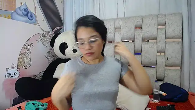 KEYRA-MILLER- webcam