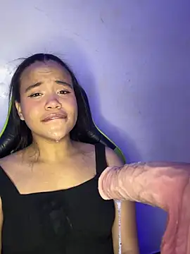 leila_22 (F young) - Saliva on face