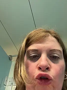 Webcam Model (Lombada)  is live.Free join now!