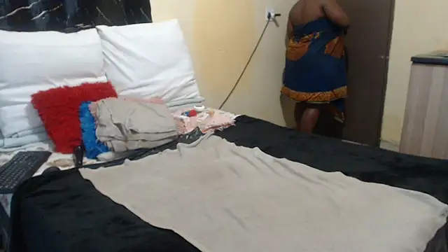 Hugecurvyass3xx webcam