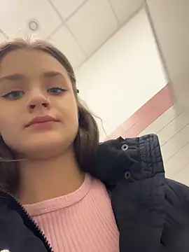 kittyqueeny (F young) - Massage boobs and flash them RISKY