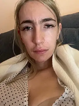 BarbieBlondieGirl webcam