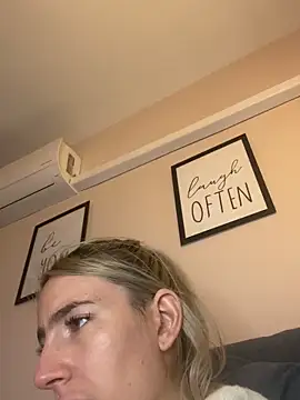 BarbieBlondieGirl webcam