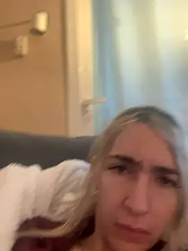 Webcam Model (BarbieBlondieGirl) is live