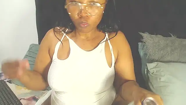 BootyClitQueen webcam