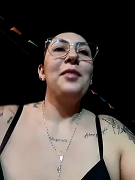 you-kitty2025 - You-kitty2025's free webcam