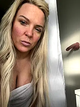 Bustyblondebabe32 webcam