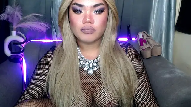 AlwaysHornyMia webcam