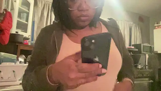 MommyConfident webcam