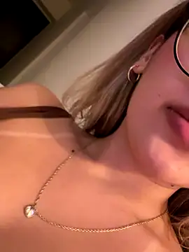 saliha_pinky_ webcam