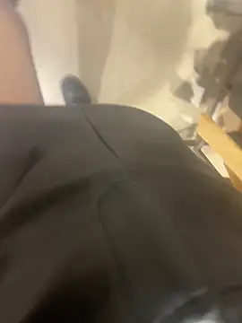 yimisun01 (F milf) - 户外超刺激……偷偷夹着小粉玩．．．国王👑完成✅上身真空裸体3分钟