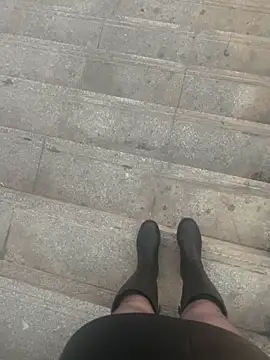 yimisun01 (F milf) - 户外超刺激……偷偷夹着小粉玩．．．国王👑完成✅上身真空裸体3分钟