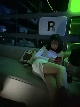 美女littleqiu在线直播