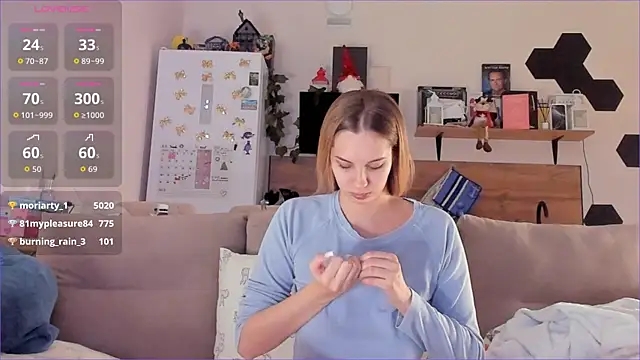 Girl_alone_home webcam