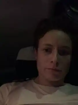 GoldenPussy1329 webcam