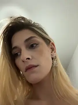 Webcam Model (Bellalolahot) is live