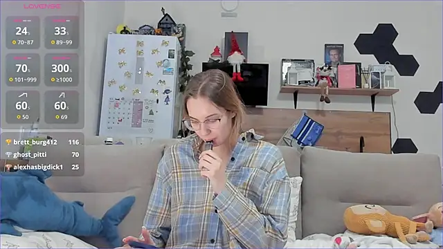 Girl_alone_home webcam