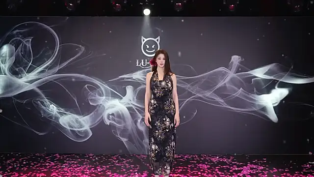 美女LU-909在线直播