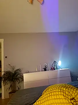 Webcam Model (CelynaRoss) is live