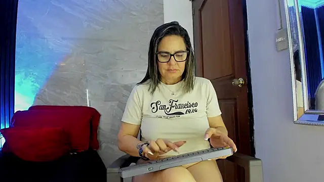 Agatha_Pleasure webcam