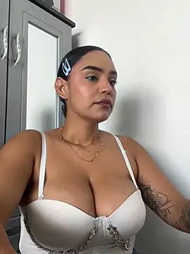 sara-77 - Sara-77's free webcam - UK Sex Cams