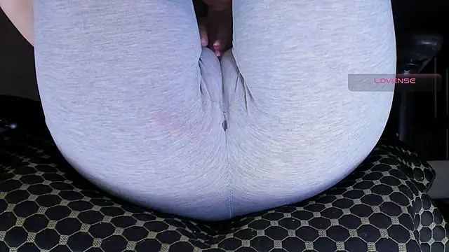 Cameltoe_squirt_inPants