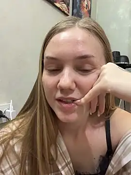 Webcam Model (MilaMoone)  is live.Free join now!