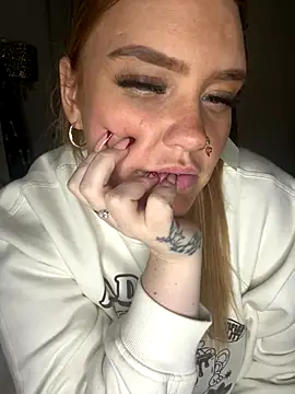 CurvyGirlMyla webcam