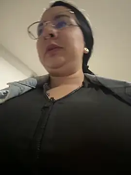 Webcam Model (Abril_Luv) is live