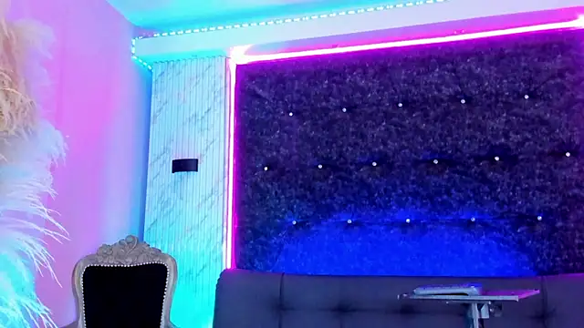 Queens_Wonders_Blonders webcam